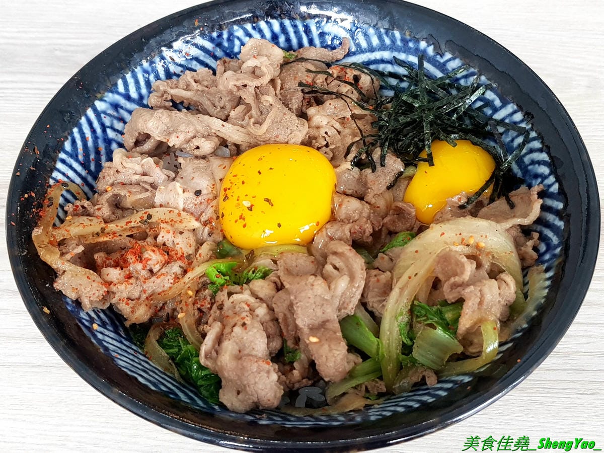 [台中沙鹿]職人雙響丼 – 來自新竹的人氣丼飯連鎖專賣店,超過20種丼飯全都只要百元出頭,加飯免費,內用汽水熱湯無限供應,大推雙倍月見牛丼,滿滿的肉肉加上雙蛋黃,都看不到白飯了。