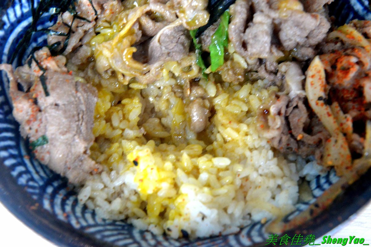 [台中沙鹿]職人雙響丼 – 來自新竹的人氣丼飯連鎖專賣店,超過20種丼飯全都只要百元出頭,加飯免費,內用汽水熱湯無限供應,大推雙倍月見牛丼,滿滿的肉肉加上雙蛋黃,都看不到白飯了。