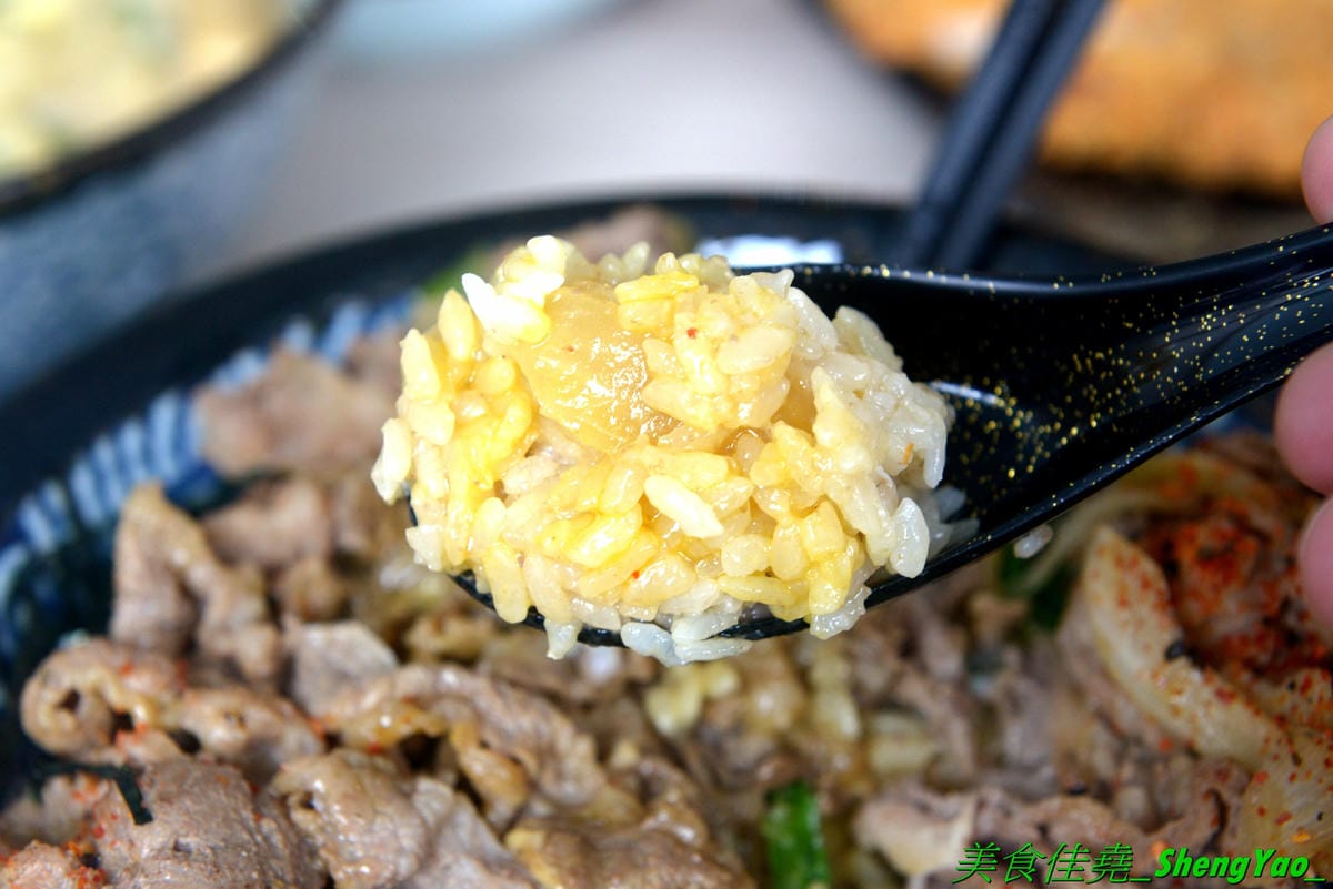 [台中沙鹿]職人雙響丼 – 來自新竹的人氣丼飯連鎖專賣店,超過20種丼飯全都只要百元出頭,加飯免費,內用汽水熱湯無限供應,大推雙倍月見牛丼,滿滿的肉肉加上雙蛋黃,都看不到白飯了。