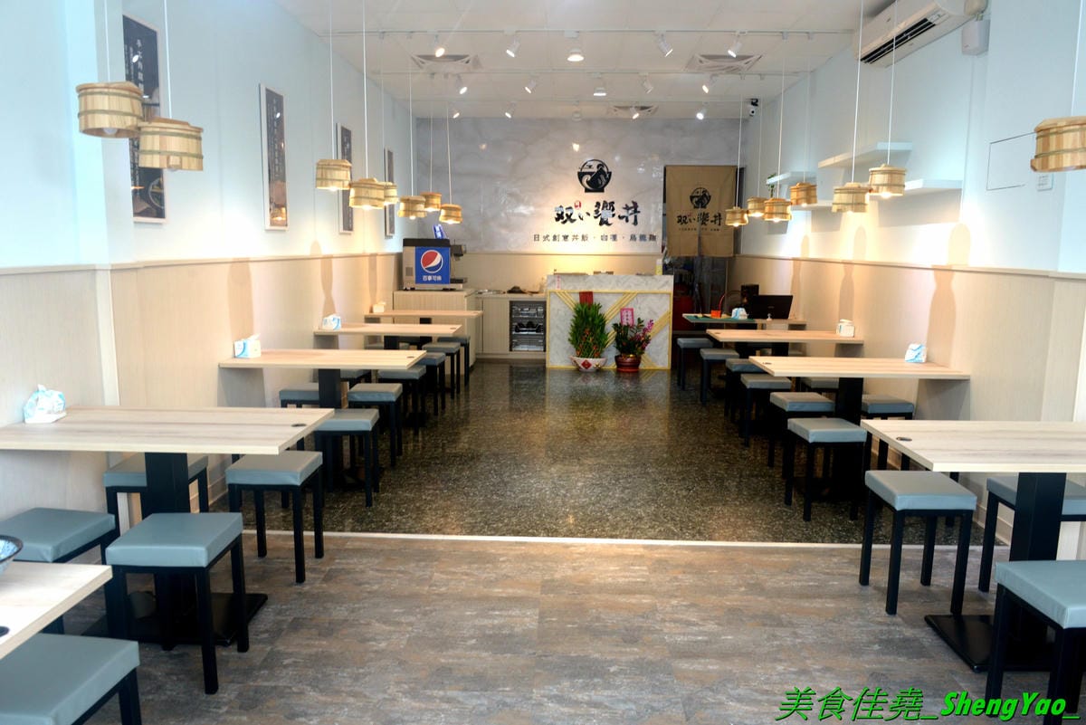 [台中沙鹿]職人雙響丼 – 來自新竹的人氣丼飯連鎖專賣店,超過20種丼飯全都只要百元出頭,加飯免費,內用汽水熱湯無限供應,大推雙倍月見牛丼,滿滿的肉肉加上雙蛋黃,都看不到白飯了。