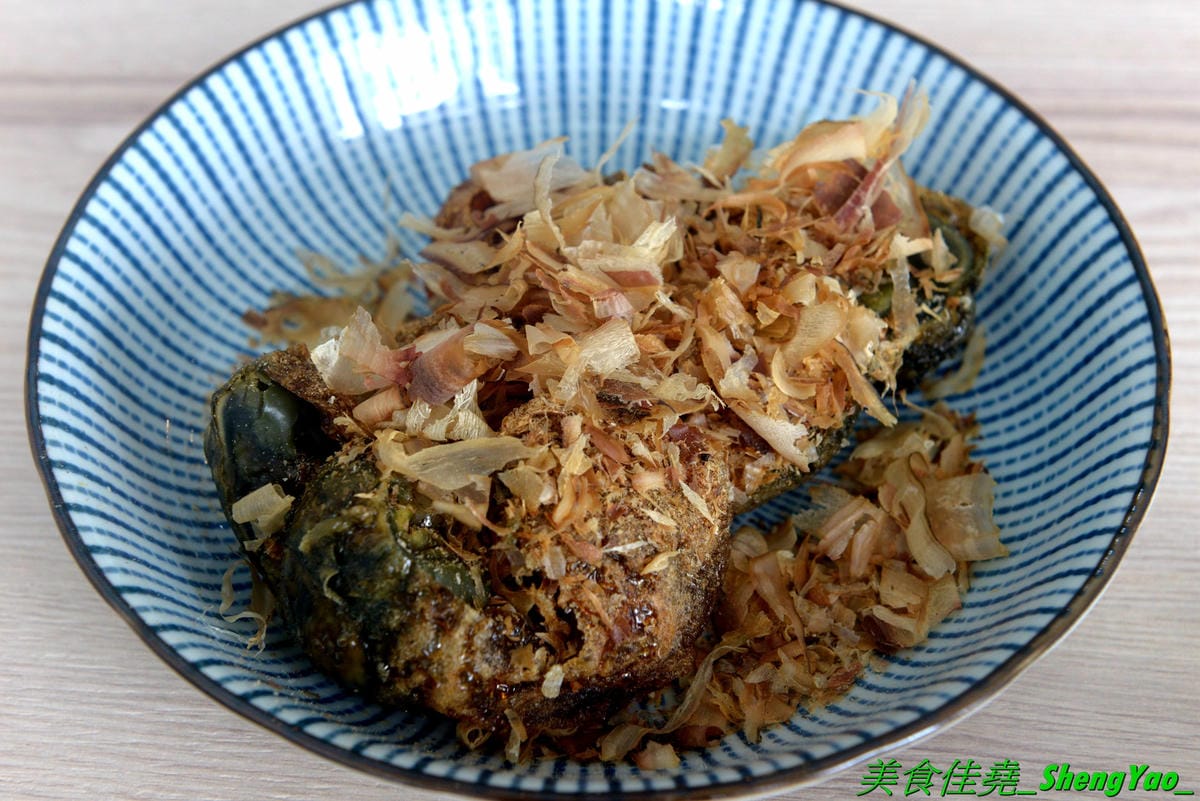 [台中沙鹿]職人雙響丼 – 來自新竹的人氣丼飯連鎖專賣店,超過20種丼飯全都只要百元出頭,加飯免費,內用汽水熱湯無限供應,大推雙倍月見牛丼,滿滿的肉肉加上雙蛋黃,都看不到白飯了。