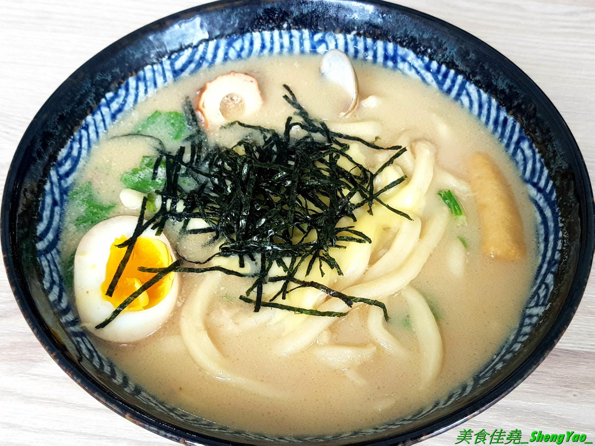 [台中沙鹿]職人雙響丼 – 來自新竹的人氣丼飯連鎖專賣店,超過20種丼飯全都只要百元出頭,加飯免費,內用汽水熱湯無限供應,大推雙倍月見牛丼,滿滿的肉肉加上雙蛋黃,都看不到白飯了。