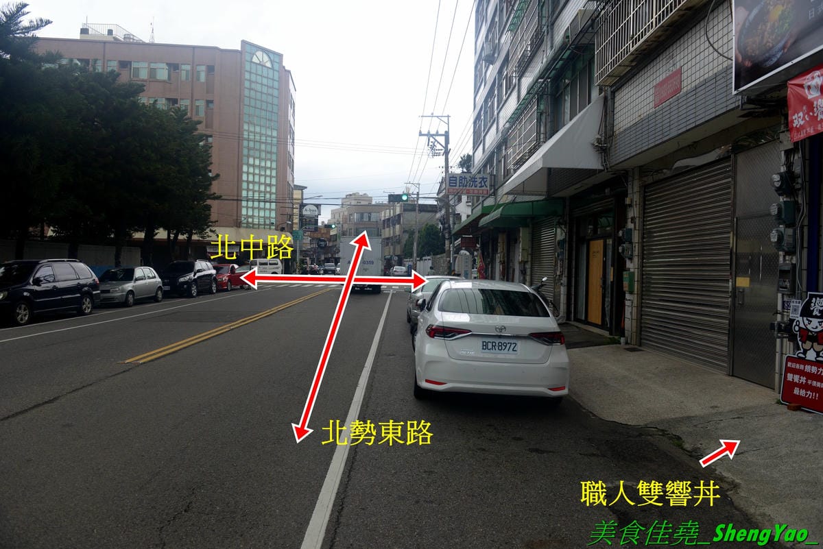 [台中沙鹿]職人雙響丼 – 來自新竹的人氣丼飯連鎖專賣店,超過20種丼飯全都只要百元出頭,加飯免費,內用汽水熱湯無限供應,大推雙倍月見牛丼,滿滿的肉肉加上雙蛋黃,都看不到白飯了。