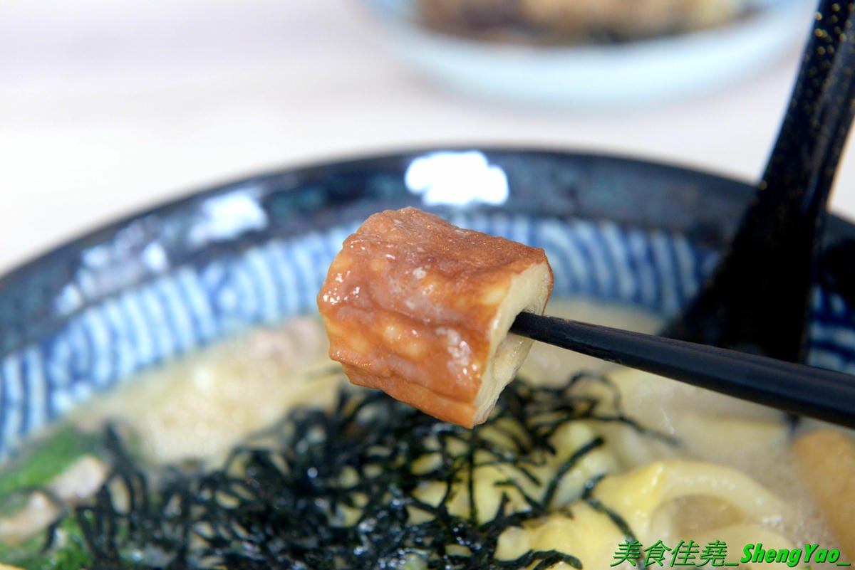 [台中沙鹿]職人雙響丼 – 來自新竹的人氣丼飯連鎖專賣店,超過20種丼飯全都只要百元出頭,加飯免費,內用汽水熱湯無限供應,大推雙倍月見牛丼,滿滿的肉肉加上雙蛋黃,都看不到白飯了。