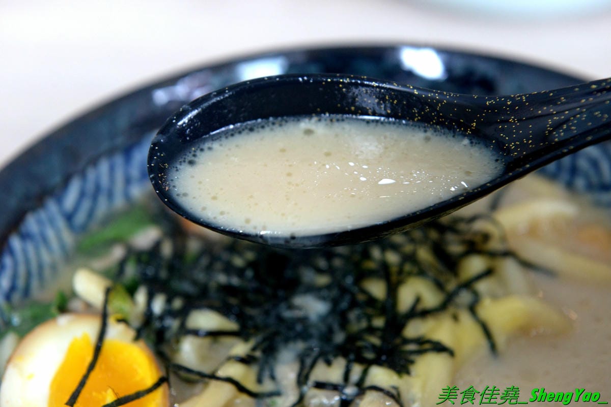 [台中沙鹿]職人雙響丼 – 來自新竹的人氣丼飯連鎖專賣店,超過20種丼飯全都只要百元出頭,加飯免費,內用汽水熱湯無限供應,大推雙倍月見牛丼,滿滿的肉肉加上雙蛋黃,都看不到白飯了。