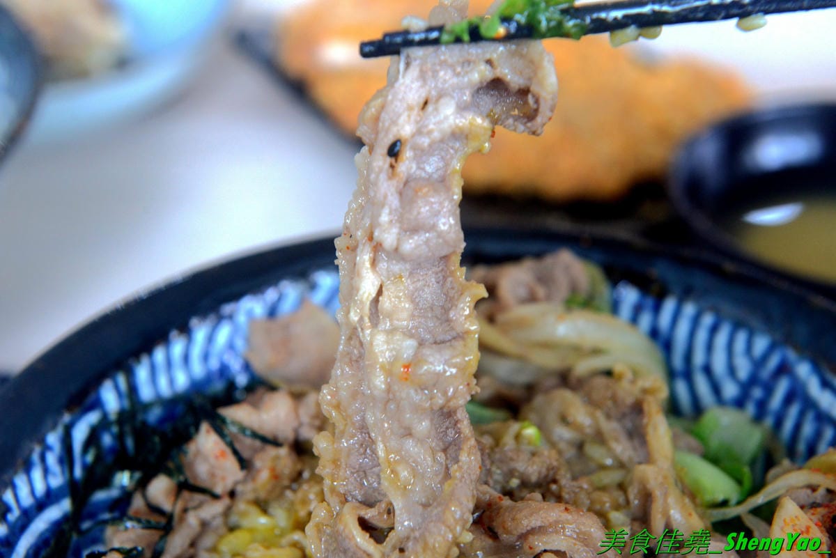 [台中沙鹿]職人雙響丼 – 來自新竹的人氣丼飯連鎖專賣店,超過20種丼飯全都只要百元出頭,加飯免費,內用汽水熱湯無限供應,大推雙倍月見牛丼,滿滿的肉肉加上雙蛋黃,都看不到白飯了。