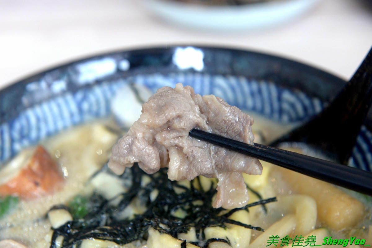 [台中沙鹿]職人雙響丼 – 來自新竹的人氣丼飯連鎖專賣店,超過20種丼飯全都只要百元出頭,加飯免費,內用汽水熱湯無限供應,大推雙倍月見牛丼,滿滿的肉肉加上雙蛋黃,都看不到白飯了。