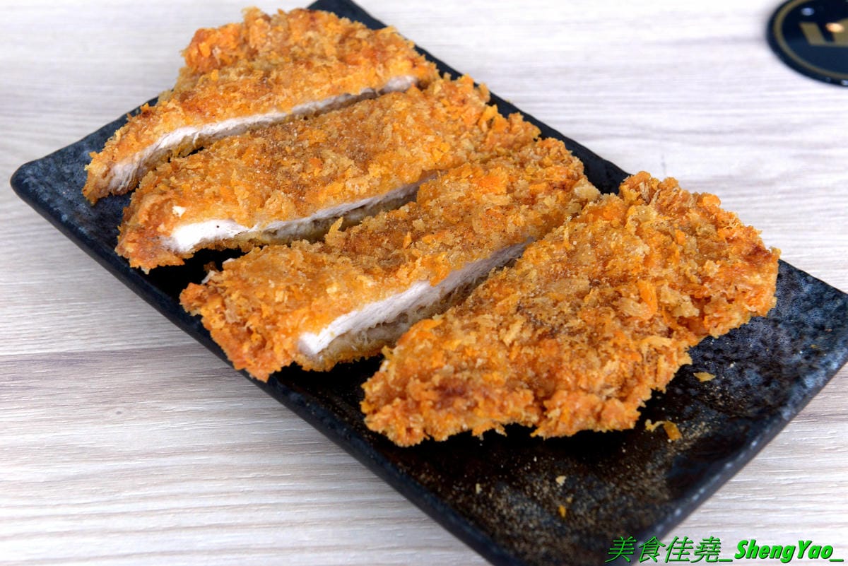 [台中沙鹿]職人雙響丼 – 來自新竹的人氣丼飯連鎖專賣店,超過20種丼飯全都只要百元出頭,加飯免費,內用汽水熱湯無限供應,大推雙倍月見牛丼,滿滿的肉肉加上雙蛋黃,都看不到白飯了。
