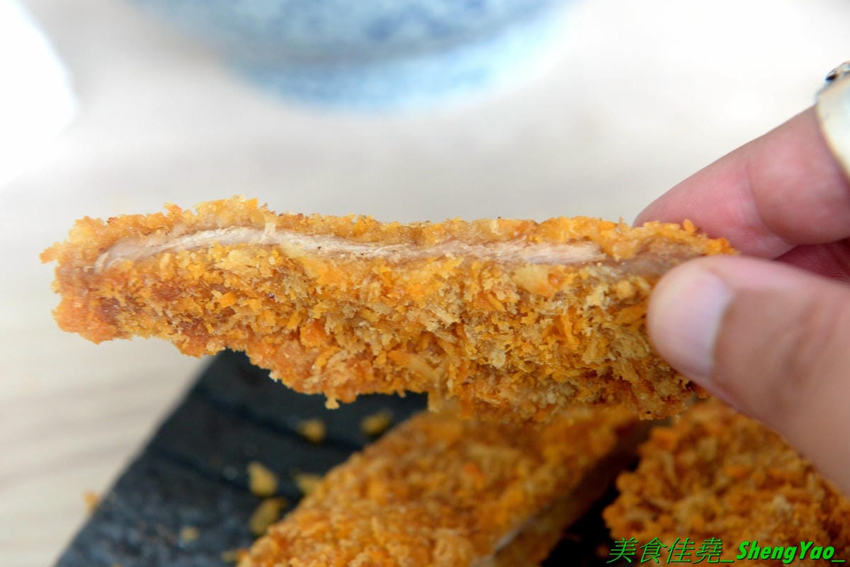 [台中沙鹿]職人雙響丼 – 來自新竹的人氣丼飯連鎖專賣店,超過20種丼飯全都只要百元出頭,加飯免費,內用汽水熱湯無限供應,大推雙倍月見牛丼,滿滿的肉肉加上雙蛋黃,都看不到白飯了。