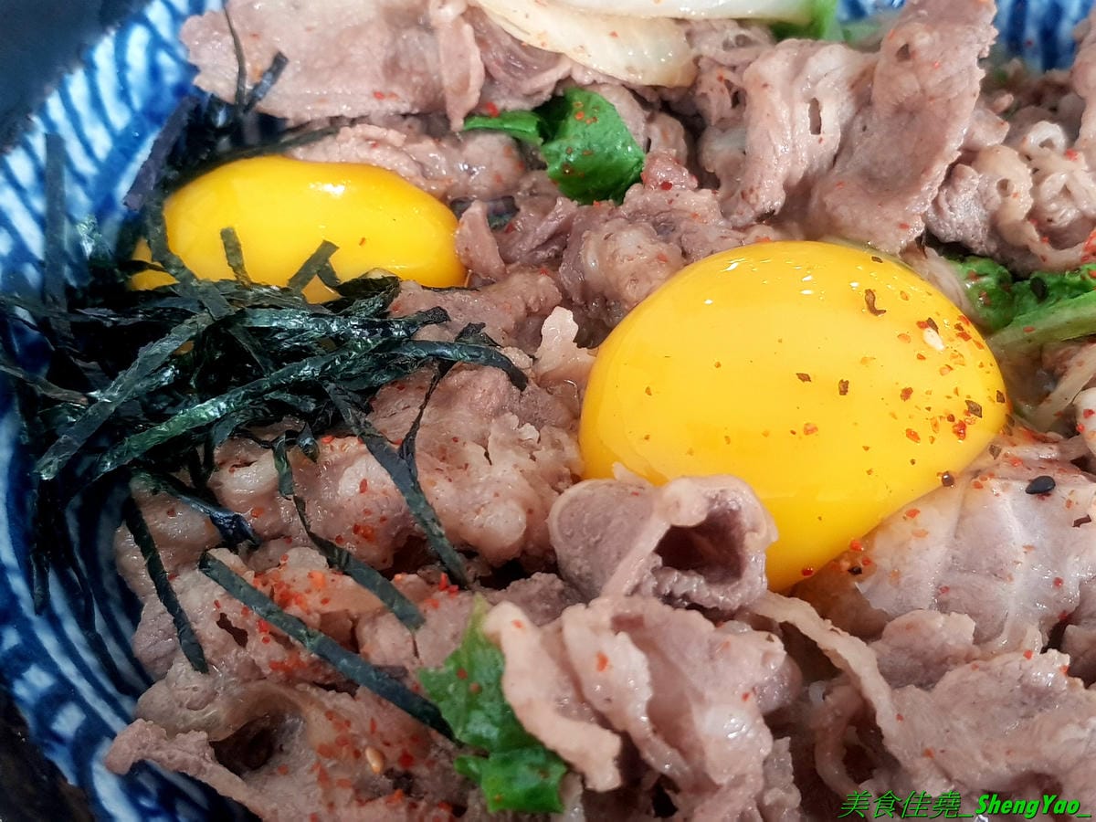 [台中沙鹿]職人雙響丼 – 來自新竹的人氣丼飯連鎖專賣店,超過20種丼飯全都只要百元出頭,加飯免費,內用汽水熱湯無限供應,大推雙倍月見牛丼,滿滿的肉肉加上雙蛋黃,都看不到白飯了。