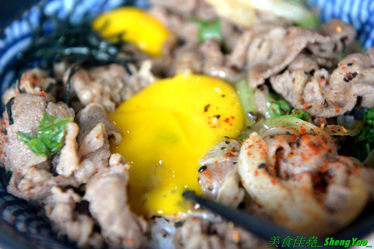 [台中沙鹿]職人雙響丼 – 來自新竹的人氣丼飯連鎖專賣店,超過20種丼飯全都只要百元出頭,加飯免費,內用汽水熱湯無限供應,大推雙倍月見牛丼,滿滿的肉肉加上雙蛋黃,都看不到白飯了。