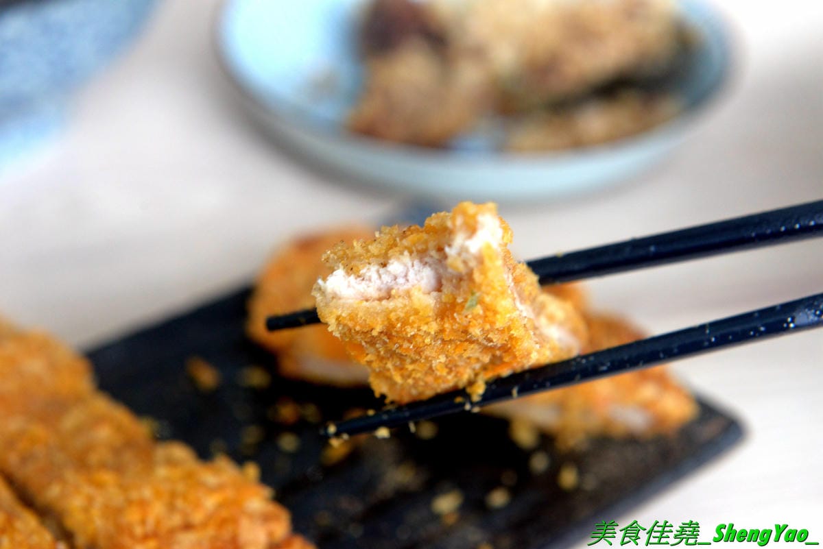 [台中沙鹿]職人雙響丼 – 來自新竹的人氣丼飯連鎖專賣店,超過20種丼飯全都只要百元出頭,加飯免費,內用汽水熱湯無限供應,大推雙倍月見牛丼,滿滿的肉肉加上雙蛋黃,都看不到白飯了。