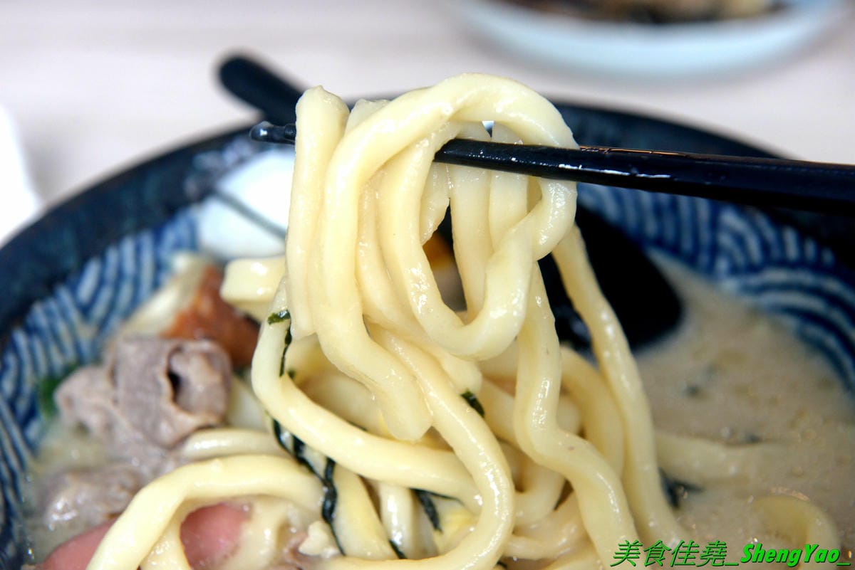 [台中沙鹿]職人雙響丼 – 來自新竹的人氣丼飯連鎖專賣店,超過20種丼飯全都只要百元出頭,加飯免費,內用汽水熱湯無限供應,大推雙倍月見牛丼,滿滿的肉肉加上雙蛋黃,都看不到白飯了。