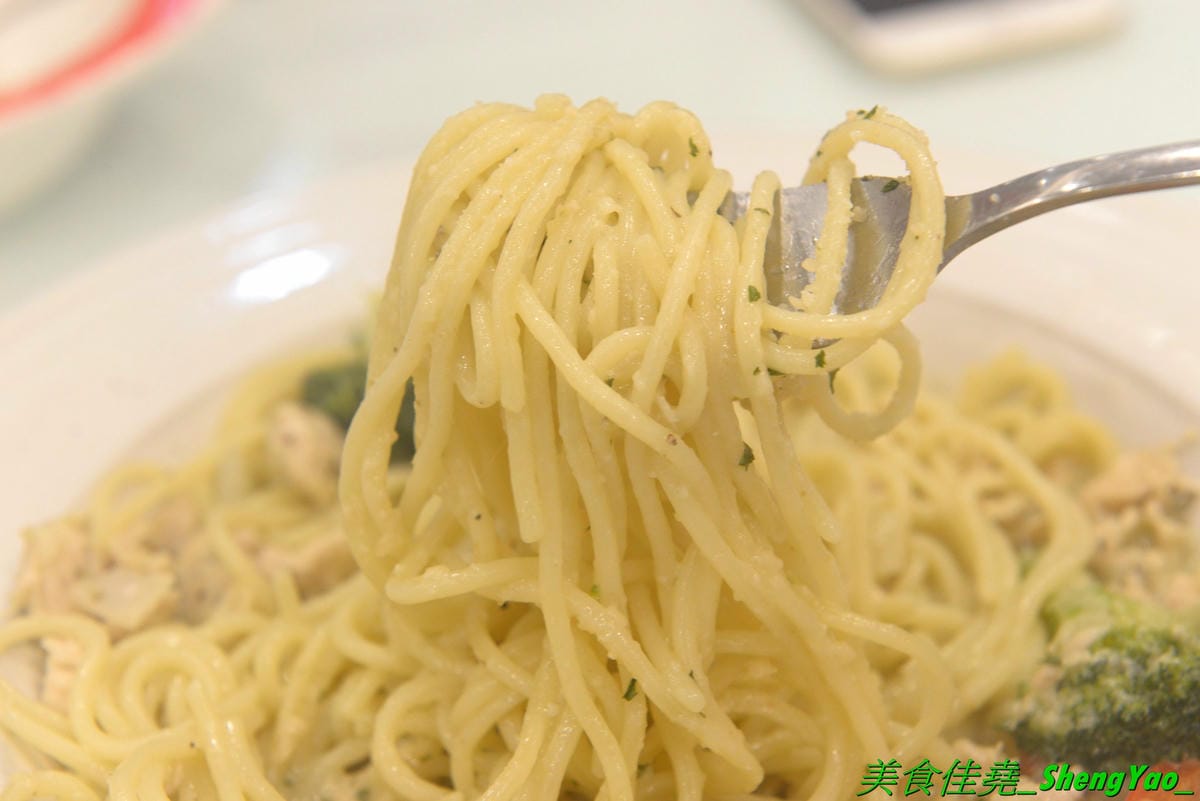 [台中清水]喵匠義式麵坊 清水店2019 – 海線清水聚餐餐廳,以貓咪為主題的可愛風裝潢,餐點種類選擇多,平價大份量,內用飲料無限暢飲,新推出的椰香綠咖哩口味系列和雙人焗烤海陸派對都很有特色