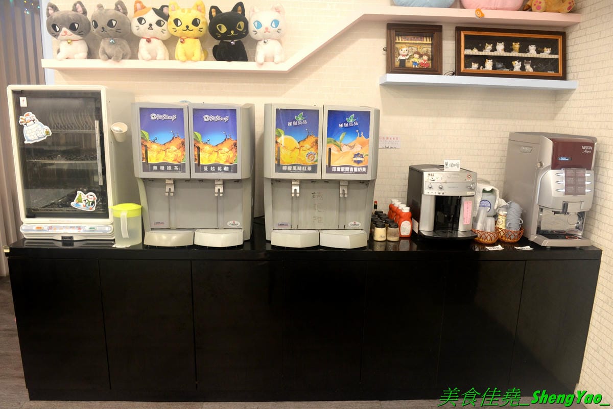 [台中清水]喵匠義式麵坊 清水店2019 – 海線清水聚餐餐廳,以貓咪為主題的可愛風裝潢,餐點種類選擇多,平價大份量,內用飲料無限暢飲,新推出的椰香綠咖哩口味系列和雙人焗烤海陸派對都很有特色