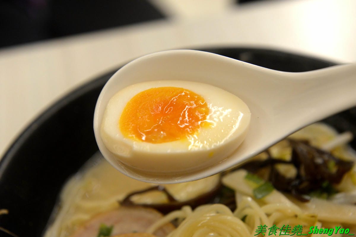[台中西屯]令和博多拉麵 – 中科商圈新開幕拉麵店,魔法咖哩新品牌,有拉麵、丼飯、定食,甚至也能吃到魔法咖哩的人氣口味咖哩,8/30前開幕優惠日本麻辣拉麵只要100元,每人還送一球明治冰淇淋。(
