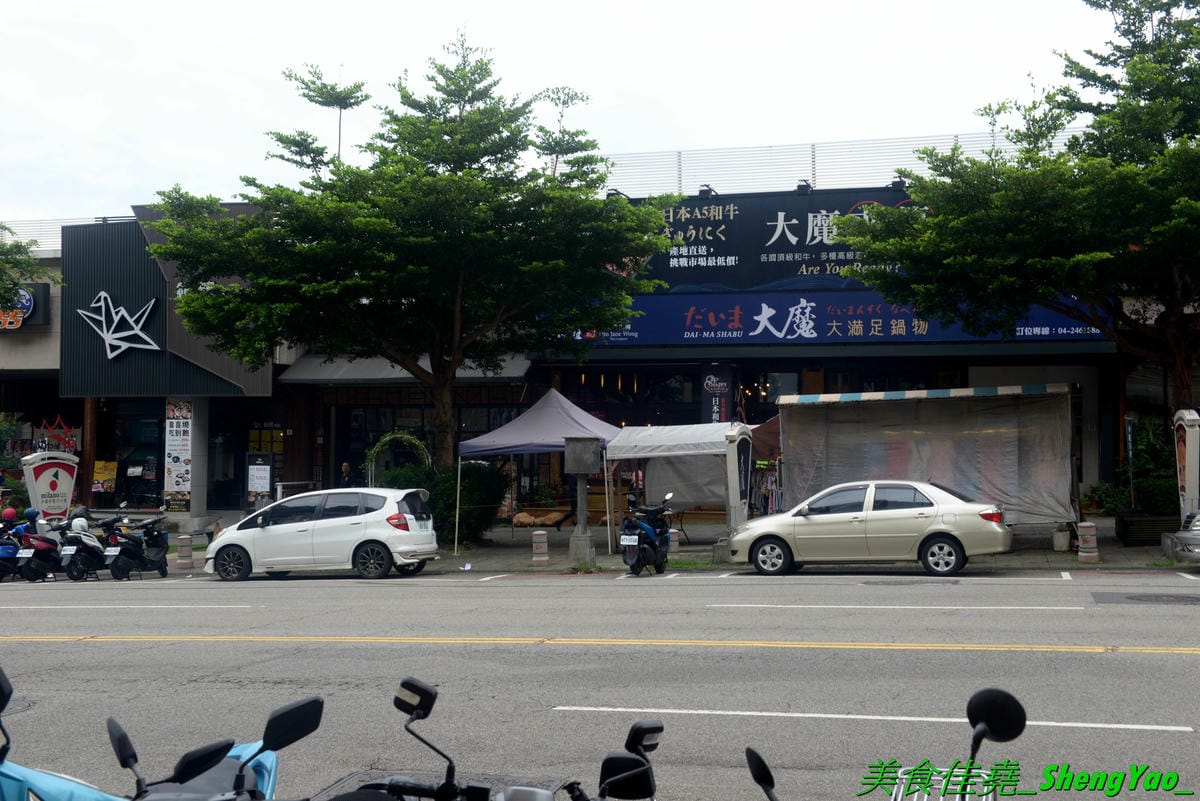 [台中西屯]令和博多拉麵 – 中科商圈新開幕拉麵店,魔法咖哩新品牌,有拉麵、丼飯、定食,甚至也能吃到魔法咖哩的人氣口味咖哩,8/30前開幕優惠日本麻辣拉麵只要100元,每人還送一球明治冰淇淋。(