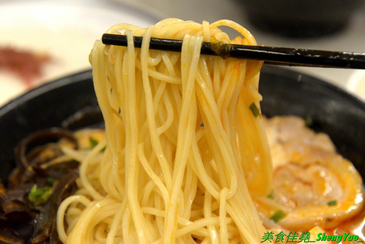 [台中西屯]令和博多拉麵 – 中科商圈新開幕拉麵店,魔法咖哩新品牌,有拉麵、丼飯、定食,甚至也能吃到魔法咖哩的人氣口味咖哩,8/30前開幕優惠日本麻辣拉麵只要100元,每人還送一球明治冰淇淋。(
