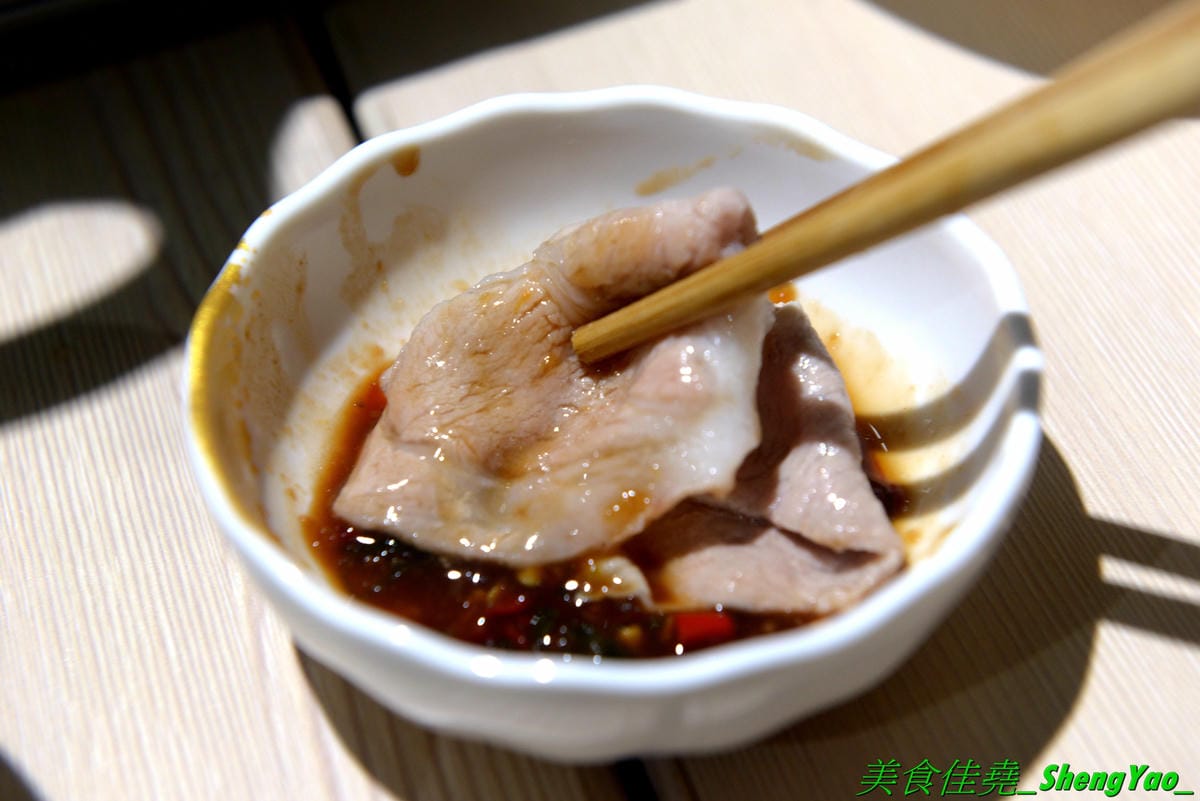 [台中西區]猛蛤蛤 – 台中新開幕的超狂卜卜鍋專賣店,超大鍋子上面擺放4斤約60顆的大蛤蠣,整鍋滿滿蛤蠣霸氣十足,加熱後一顆顆蛤蠣同時張開嘴的畫面莫名的療癒 !! 除了蛤蠣,肉品和海鮮也都推