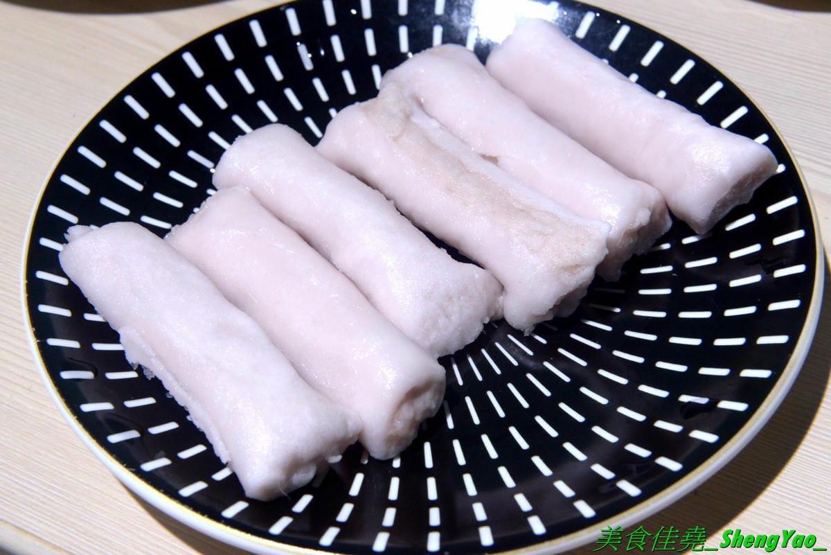 [台中西區]猛蛤蛤 – 台中新開幕的超狂卜卜鍋專賣店,超大鍋子上面擺放4斤約60顆的大蛤蠣,整鍋滿滿蛤蠣霸氣十足,加熱後一顆顆蛤蠣同時張開嘴的畫面莫名的療癒 !! 除了蛤蠣,肉品和海鮮也都推
