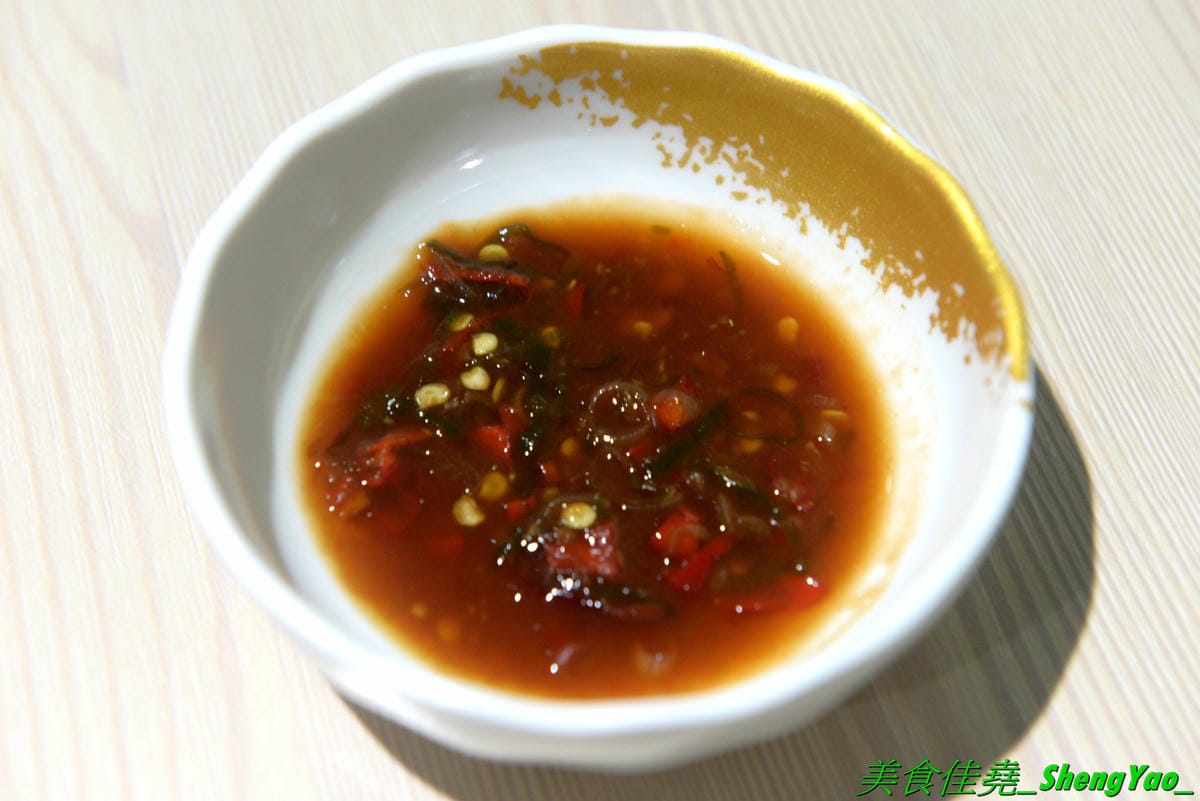 [台中西區]猛蛤蛤 – 台中新開幕的超狂卜卜鍋專賣店,超大鍋子上面擺放4斤約60顆的大蛤蠣,整鍋滿滿蛤蠣霸氣十足,加熱後一顆顆蛤蠣同時張開嘴的畫面莫名的療癒 !! 除了蛤蠣,肉品和海鮮也都推