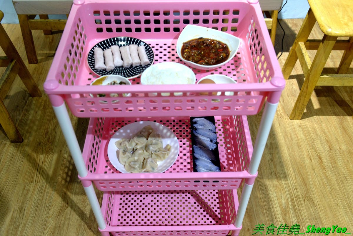 [台中西區]猛蛤蛤 – 台中新開幕的超狂卜卜鍋專賣店,超大鍋子上面擺放4斤約60顆的大蛤蠣,整鍋滿滿蛤蠣霸氣十足,加熱後一顆顆蛤蠣同時張開嘴的畫面莫名的療癒 !! 除了蛤蠣,肉品和海鮮也都推