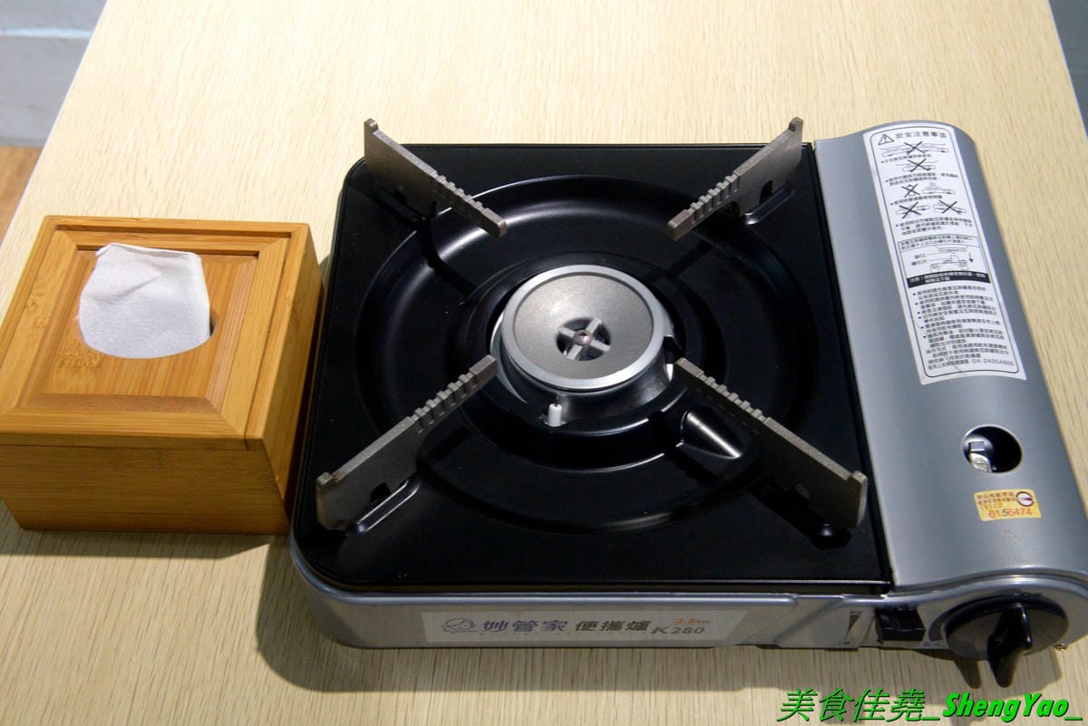 [台中西區]猛蛤蛤 – 台中新開幕的超狂卜卜鍋專賣店,超大鍋子上面擺放4斤約60顆的大蛤蠣,整鍋滿滿蛤蠣霸氣十足,加熱後一顆顆蛤蠣同時張開嘴的畫面莫名的療癒 !! 除了蛤蠣,肉品和海鮮也都推