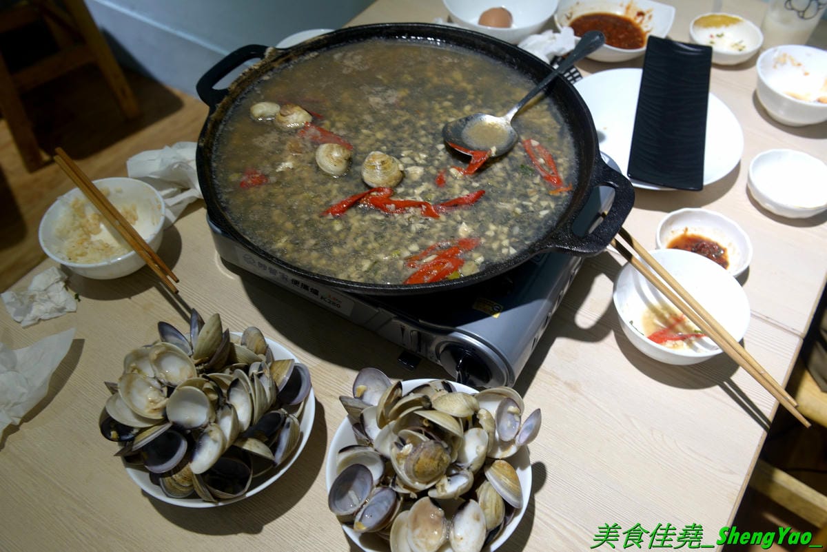 [台中西區]猛蛤蛤 – 台中新開幕的超狂卜卜鍋專賣店,超大鍋子上面擺放4斤約60顆的大蛤蠣,整鍋滿滿蛤蠣霸氣十足,加熱後一顆顆蛤蠣同時張開嘴的畫面莫名的療癒 !! 除了蛤蠣,肉品和海鮮也都推