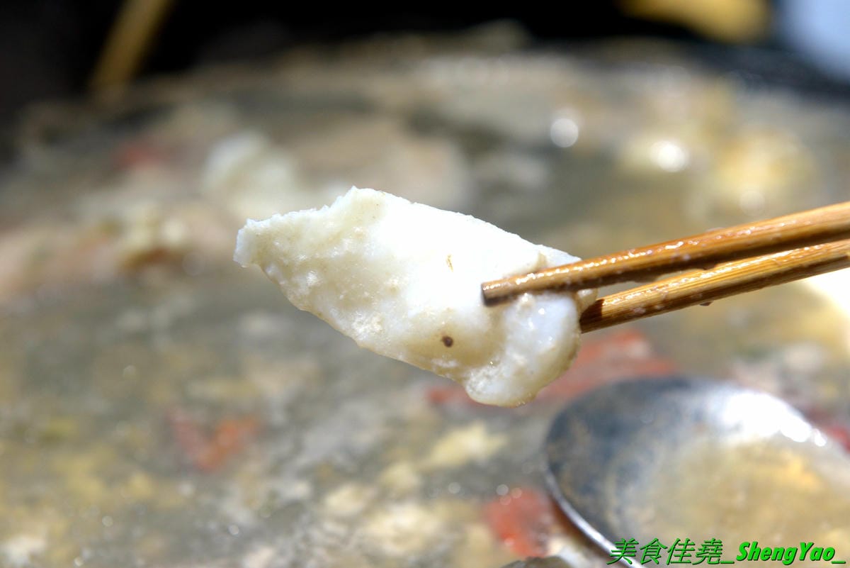 [台中西區]猛蛤蛤 – 台中新開幕的超狂卜卜鍋專賣店,超大鍋子上面擺放4斤約60顆的大蛤蠣,整鍋滿滿蛤蠣霸氣十足,加熱後一顆顆蛤蠣同時張開嘴的畫面莫名的療癒 !! 除了蛤蠣,肉品和海鮮也都推