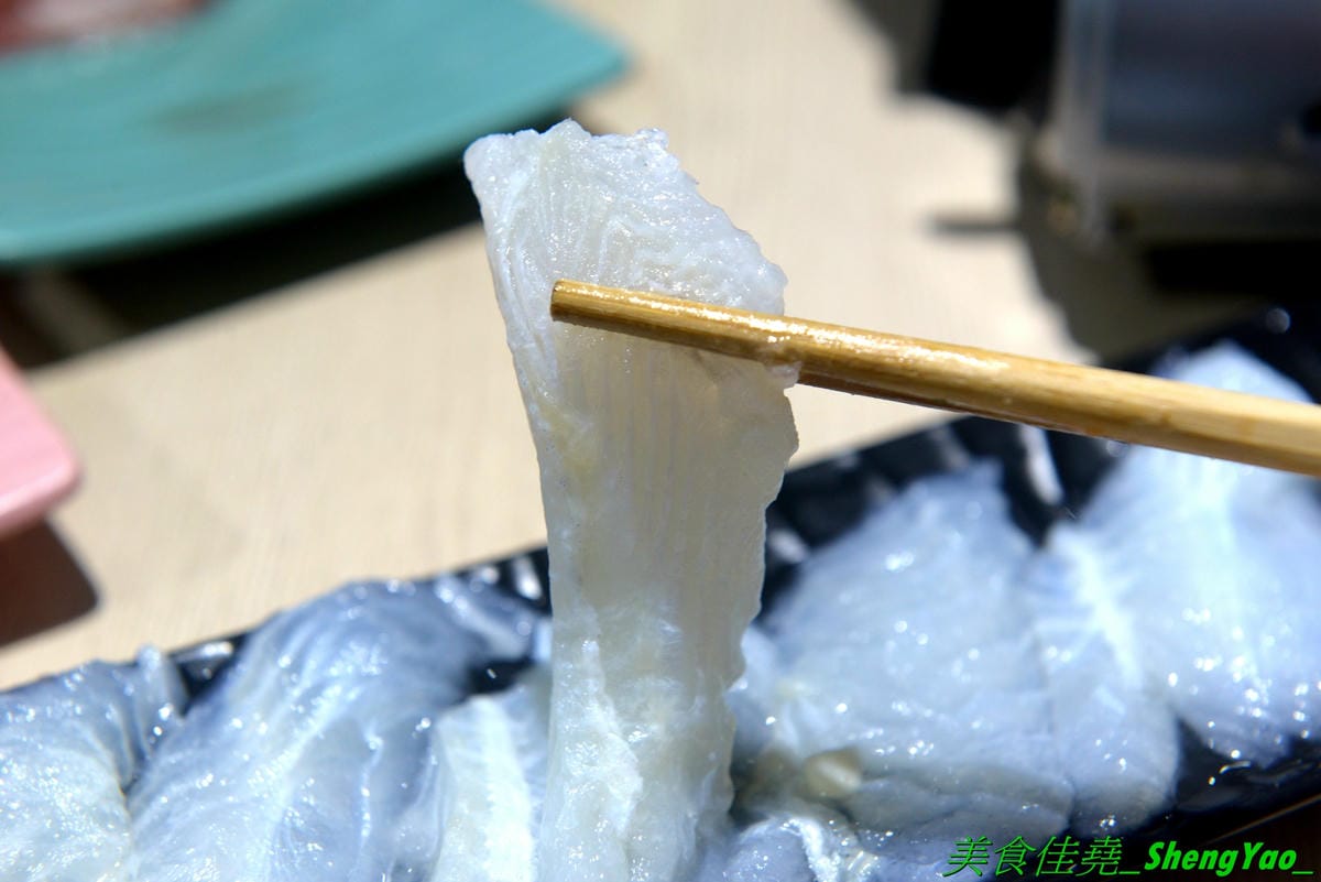 [台中西區]猛蛤蛤 – 台中新開幕的超狂卜卜鍋專賣店,超大鍋子上面擺放4斤約60顆的大蛤蠣,整鍋滿滿蛤蠣霸氣十足,加熱後一顆顆蛤蠣同時張開嘴的畫面莫名的療癒 !! 除了蛤蠣,肉品和海鮮也都推