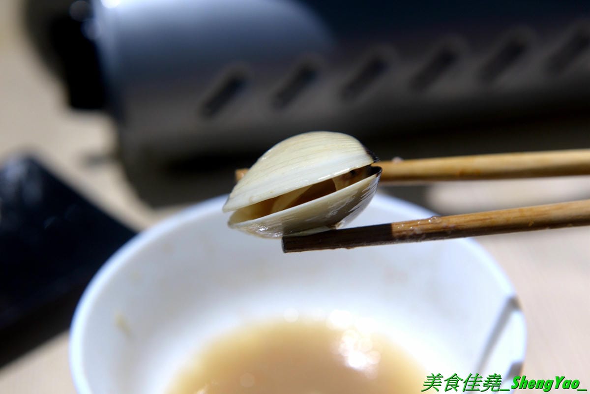 [台中西區]猛蛤蛤 – 台中新開幕的超狂卜卜鍋專賣店,超大鍋子上面擺放4斤約60顆的大蛤蠣,整鍋滿滿蛤蠣霸氣十足,加熱後一顆顆蛤蠣同時張開嘴的畫面莫名的療癒 !! 除了蛤蠣,肉品和海鮮也都推