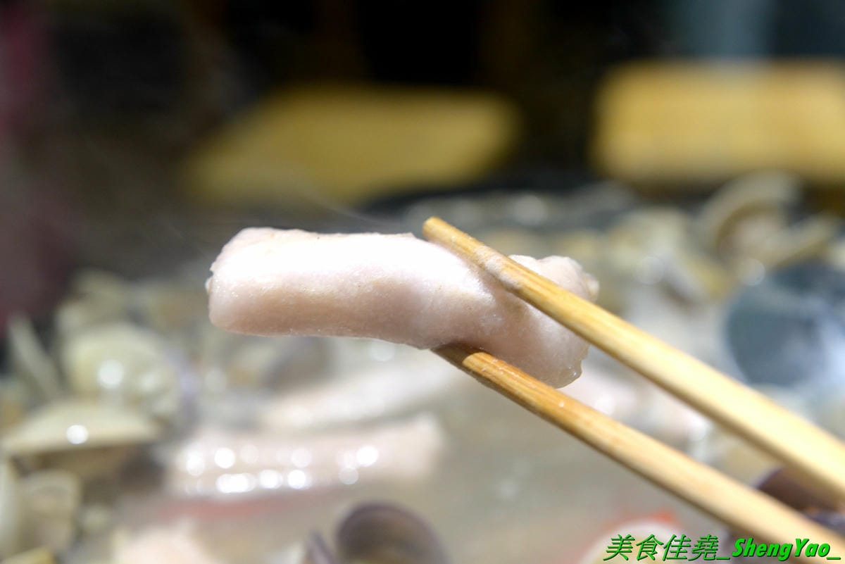 [台中西區]猛蛤蛤 – 台中新開幕的超狂卜卜鍋專賣店,超大鍋子上面擺放4斤約60顆的大蛤蠣,整鍋滿滿蛤蠣霸氣十足,加熱後一顆顆蛤蠣同時張開嘴的畫面莫名的療癒 !! 除了蛤蠣,肉品和海鮮也都推