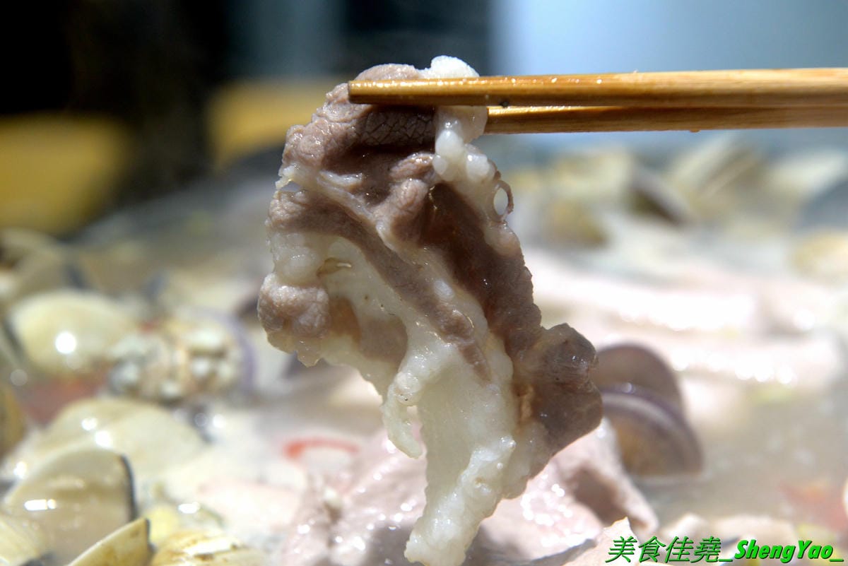 [台中西區]猛蛤蛤 – 台中新開幕的超狂卜卜鍋專賣店,超大鍋子上面擺放4斤約60顆的大蛤蠣,整鍋滿滿蛤蠣霸氣十足,加熱後一顆顆蛤蠣同時張開嘴的畫面莫名的療癒 !! 除了蛤蠣,肉品和海鮮也都推