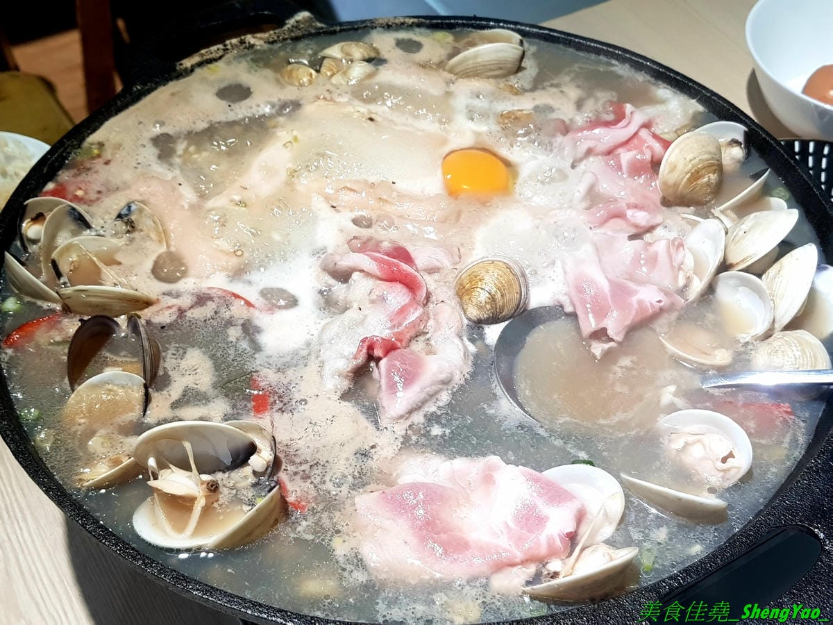 [台中西區]猛蛤蛤 – 台中新開幕的超狂卜卜鍋專賣店,超大鍋子上面擺放4斤約60顆的大蛤蠣,整鍋滿滿蛤蠣霸氣十足,加熱後一顆顆蛤蠣同時張開嘴的畫面莫名的療癒 !! 除了蛤蠣,肉品和海鮮也都推