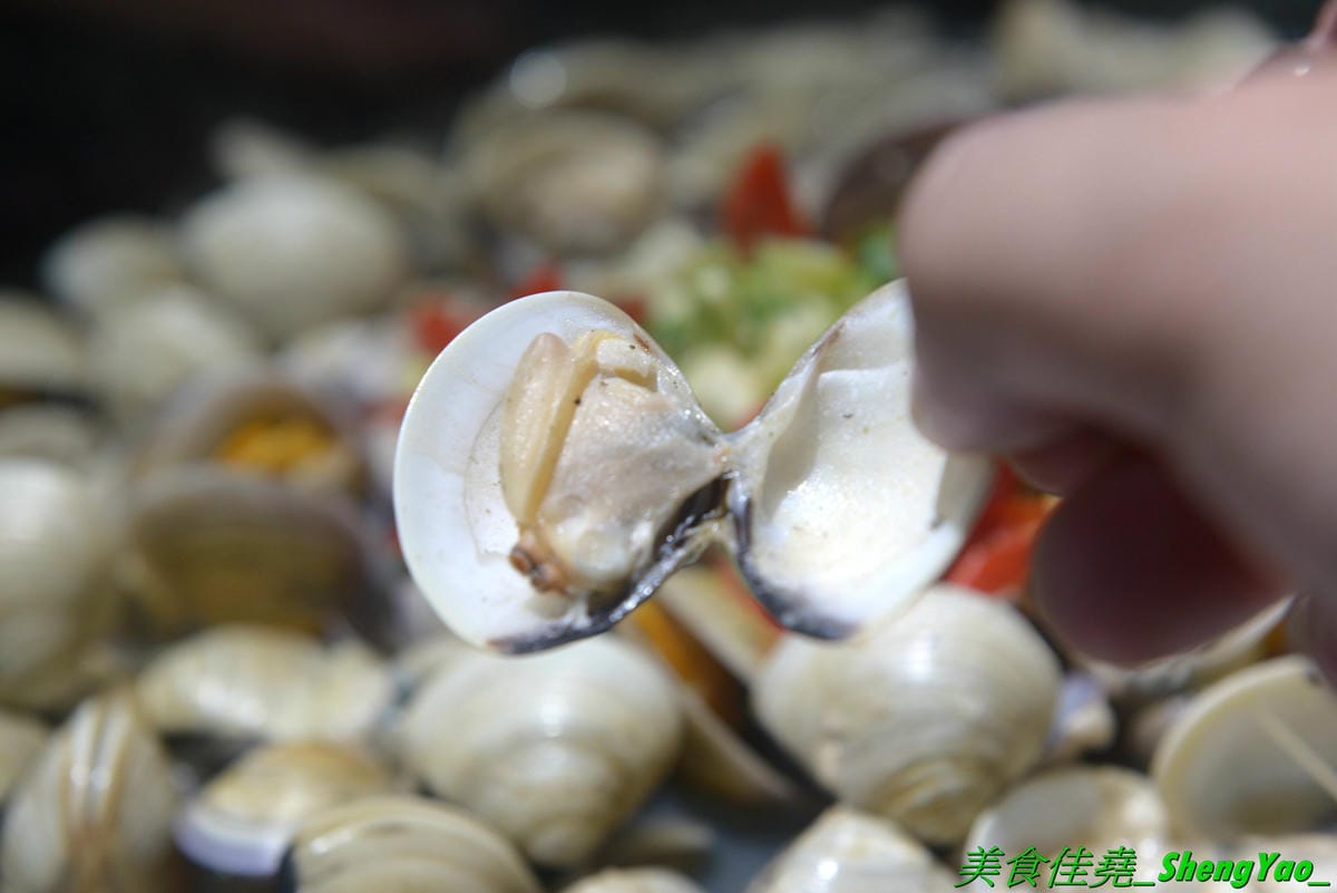 [台中西區]猛蛤蛤 – 台中新開幕的超狂卜卜鍋專賣店,超大鍋子上面擺放4斤約60顆的大蛤蠣,整鍋滿滿蛤蠣霸氣十足,加熱後一顆顆蛤蠣同時張開嘴的畫面莫名的療癒 !! 除了蛤蠣,肉品和海鮮也都推