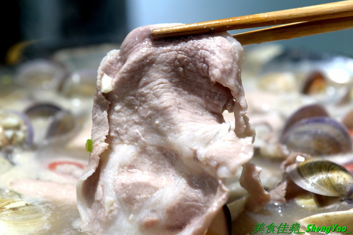 [台中西區]猛蛤蛤 – 台中新開幕的超狂卜卜鍋專賣店,超大鍋子上面擺放4斤約60顆的大蛤蠣,整鍋滿滿蛤蠣霸氣十足,加熱後一顆顆蛤蠣同時張開嘴的畫面莫名的療癒 !! 除了蛤蠣,肉品和海鮮也都推