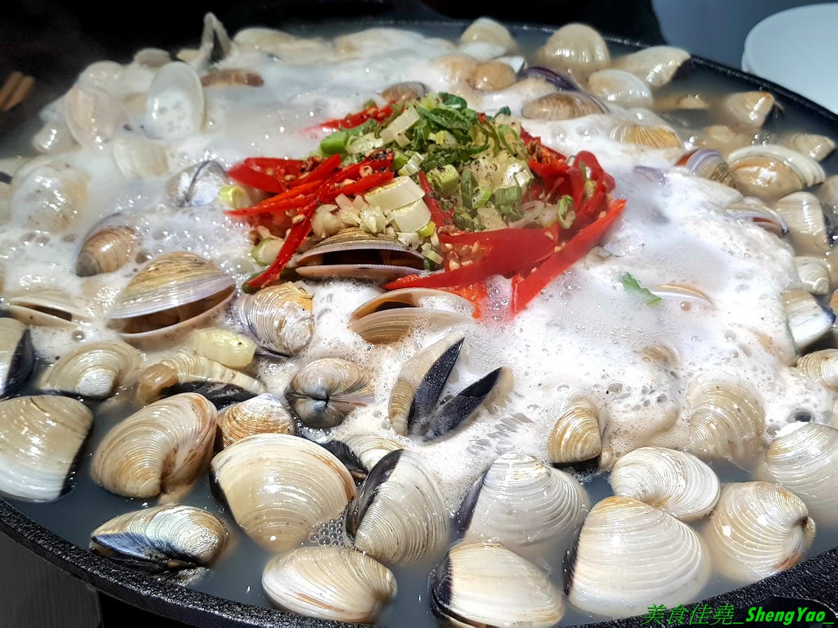 [台中西區]猛蛤蛤 – 台中新開幕的超狂卜卜鍋專賣店,超大鍋子上面擺放4斤約60顆的大蛤蠣,整鍋滿滿蛤蠣霸氣十足,加熱後一顆顆蛤蠣同時張開嘴的畫面莫名的療癒 !! 除了蛤蠣,肉品和海鮮也都推