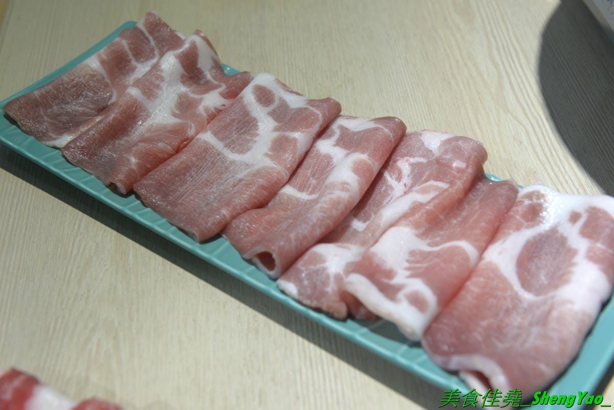 [台中西區]猛蛤蛤 – 台中新開幕的超狂卜卜鍋專賣店,超大鍋子上面擺放4斤約60顆的大蛤蠣,整鍋滿滿蛤蠣霸氣十足,加熱後一顆顆蛤蠣同時張開嘴的畫面莫名的療癒 !! 除了蛤蠣,肉品和海鮮也都推