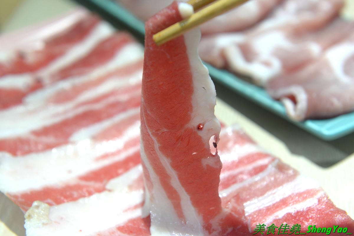 [台中西區]猛蛤蛤 – 台中新開幕的超狂卜卜鍋專賣店,超大鍋子上面擺放4斤約60顆的大蛤蠣,整鍋滿滿蛤蠣霸氣十足,加熱後一顆顆蛤蠣同時張開嘴的畫面莫名的療癒 !! 除了蛤蠣,肉品和海鮮也都推