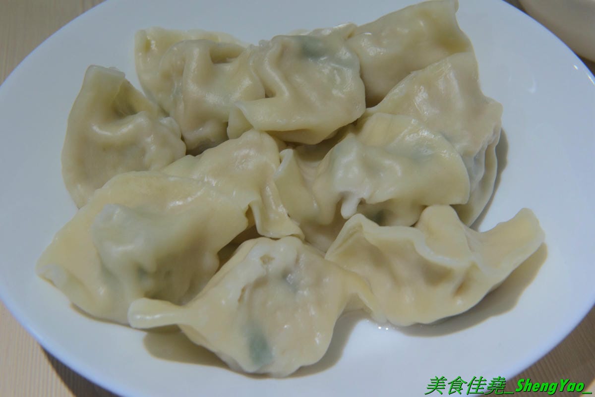 [台中西區]猛蛤蛤 – 台中新開幕的超狂卜卜鍋專賣店,超大鍋子上面擺放4斤約60顆的大蛤蠣,整鍋滿滿蛤蠣霸氣十足,加熱後一顆顆蛤蠣同時張開嘴的畫面莫名的療癒 !! 除了蛤蠣,肉品和海鮮也都推