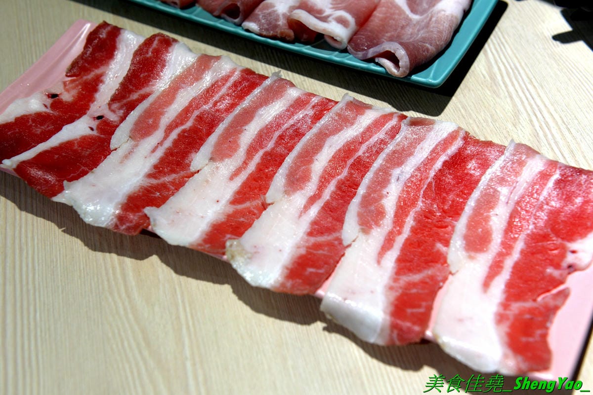 [台中西區]猛蛤蛤 – 台中新開幕的超狂卜卜鍋專賣店,超大鍋子上面擺放4斤約60顆的大蛤蠣,整鍋滿滿蛤蠣霸氣十足,加熱後一顆顆蛤蠣同時張開嘴的畫面莫名的療癒 !! 除了蛤蠣,肉品和海鮮也都推