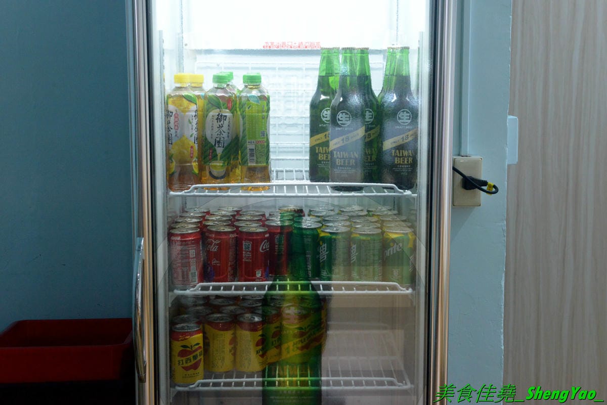 [台中西區]猛蛤蛤 – 台中新開幕的超狂卜卜鍋專賣店,超大鍋子上面擺放4斤約60顆的大蛤蠣,整鍋滿滿蛤蠣霸氣十足,加熱後一顆顆蛤蠣同時張開嘴的畫面莫名的療癒 !! 除了蛤蠣,肉品和海鮮也都推