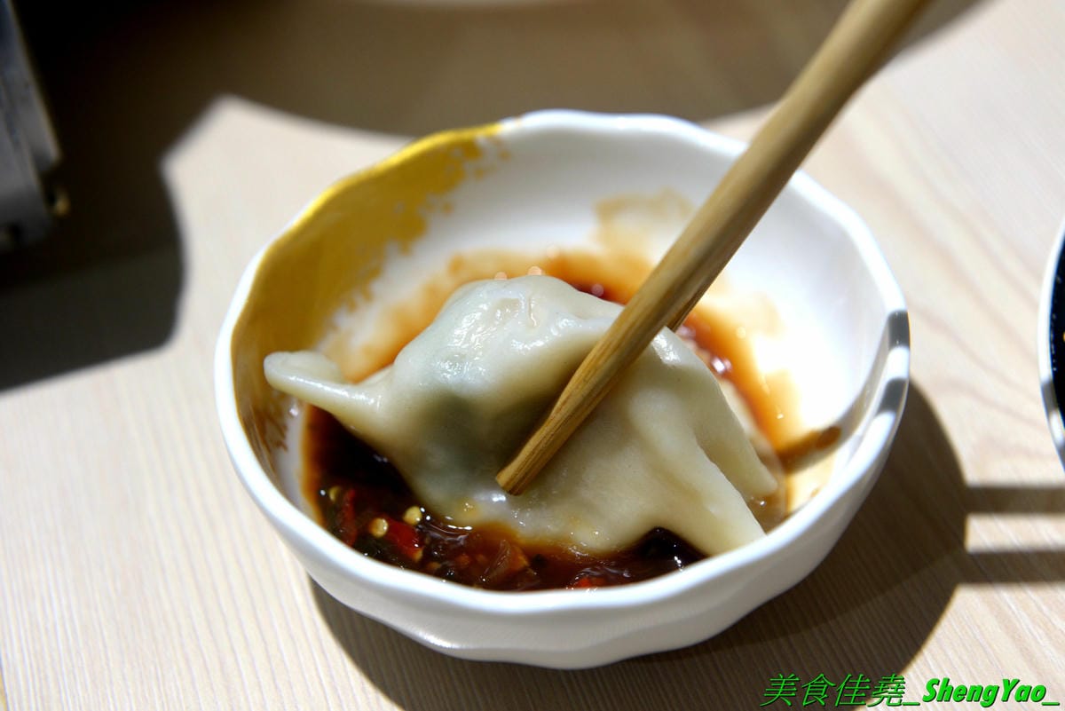 [台中西區]猛蛤蛤 – 台中新開幕的超狂卜卜鍋專賣店,超大鍋子上面擺放4斤約60顆的大蛤蠣,整鍋滿滿蛤蠣霸氣十足,加熱後一顆顆蛤蠣同時張開嘴的畫面莫名的療癒 !! 除了蛤蠣,肉品和海鮮也都推