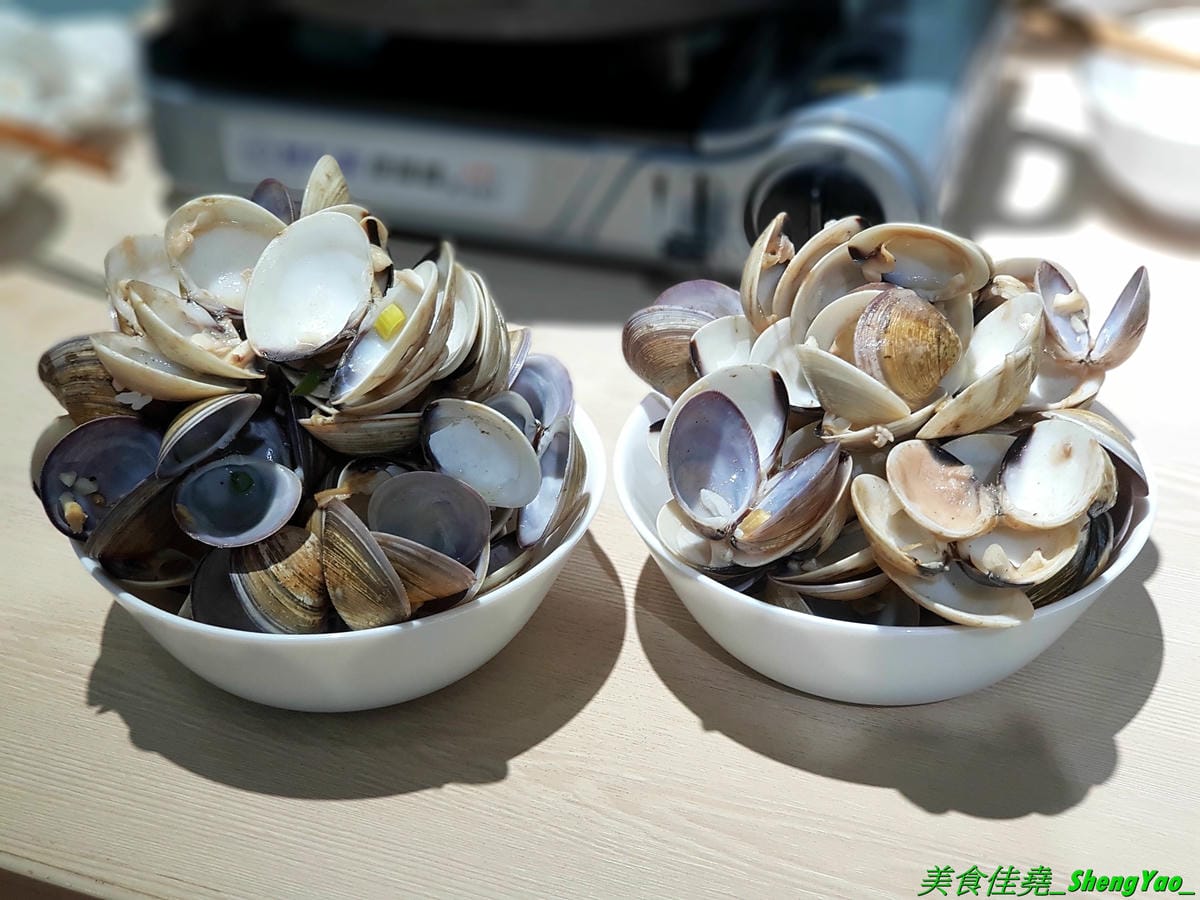 [台中西區]猛蛤蛤 – 台中新開幕的超狂卜卜鍋專賣店,超大鍋子上面擺放4斤約60顆的大蛤蠣,整鍋滿滿蛤蠣霸氣十足,加熱後一顆顆蛤蠣同時張開嘴的畫面莫名的療癒 !! 除了蛤蠣,肉品和海鮮也都推