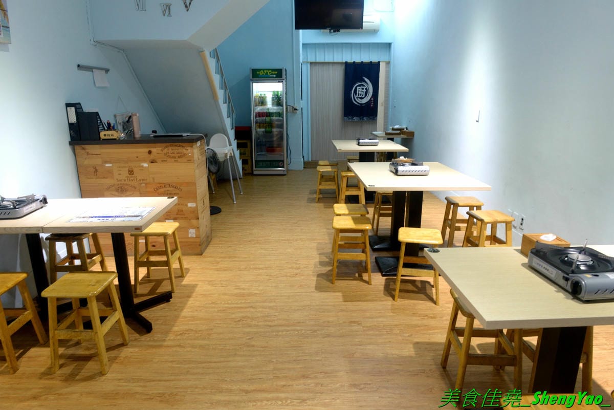 [台中西區]猛蛤蛤 – 台中新開幕的超狂卜卜鍋專賣店,超大鍋子上面擺放4斤約60顆的大蛤蠣,整鍋滿滿蛤蠣霸氣十足,加熱後一顆顆蛤蠣同時張開嘴的畫面莫名的療癒 !! 除了蛤蠣,肉品和海鮮也都推