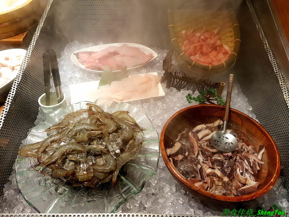 [台中東區]しゃぶしゃぶ温野菜 台中站前秀泰店 – 日本NO.1的涮涮鍋品牌,吃到飽400元起,不只有多種肉類,還有超豐富的季節鮮蔬,8種湯頭也各具特色,與日本店同步新推出三色日式養顏山藥泥,並附