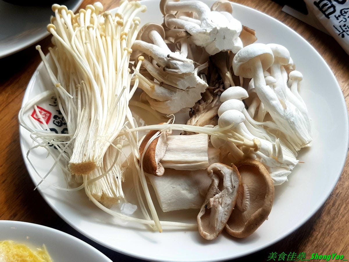 [台中東區]しゃぶしゃぶ温野菜 台中站前秀泰店 – 日本NO.1的涮涮鍋品牌,吃到飽400元起,不只有多種肉類,還有超豐富的季節鮮蔬,8種湯頭也各具特色,與日本店同步新推出三色日式養顏山藥泥,並附