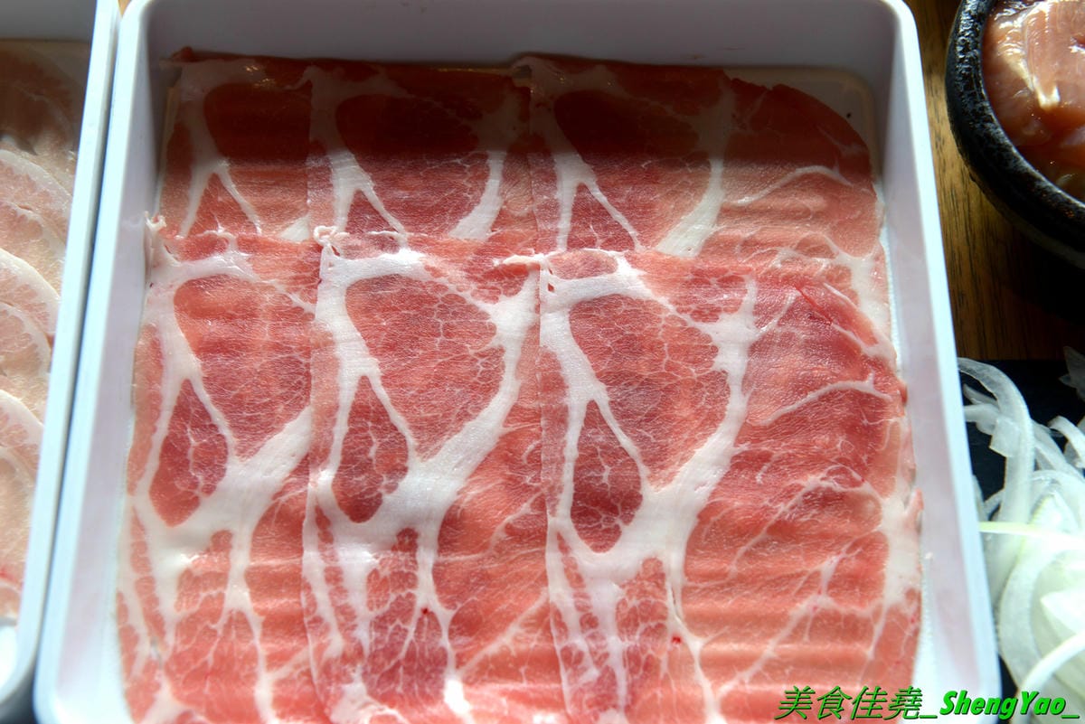 [台中東區]しゃぶしゃぶ温野菜 台中站前秀泰店 – 日本NO.1的涮涮鍋品牌,吃到飽400元起,不只有多種肉類,還有超豐富的季節鮮蔬,8種湯頭也各具特色,與日本店同步新推出三色日式養顏山藥泥,並附