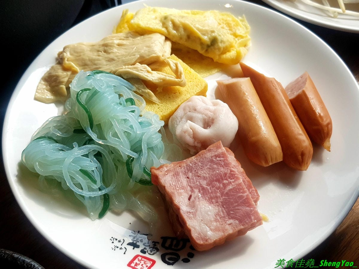 [台中東區]しゃぶしゃぶ温野菜 台中站前秀泰店 – 日本NO.1的涮涮鍋品牌,吃到飽400元起,不只有多種肉類,還有超豐富的季節鮮蔬,8種湯頭也各具特色,與日本店同步新推出三色日式養顏山藥泥,並附
