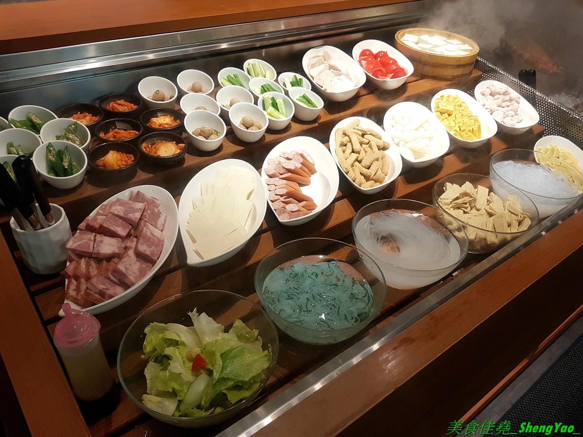 [台中東區]しゃぶしゃぶ温野菜 台中站前秀泰店 – 日本NO.1的涮涮鍋品牌,吃到飽400元起,不只有多種肉類,還有超豐富的季節鮮蔬,8種湯頭也各具特色,與日本店同步新推出三色日式養顏山藥泥,並附